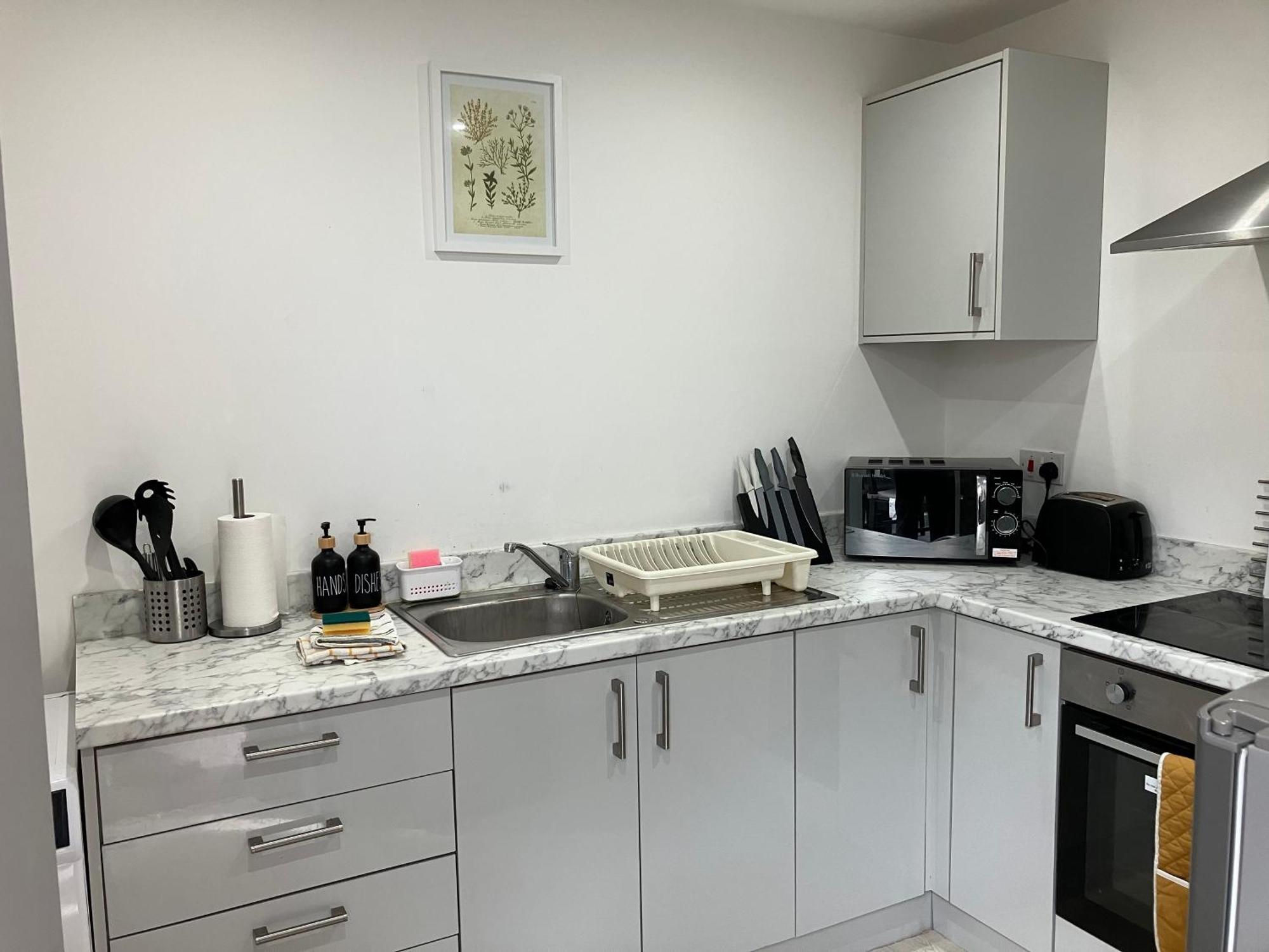 Lancing Apartments - Spacious 2 Bed - Sleeps 6 - Burnham Village Слау Екстер'єр фото